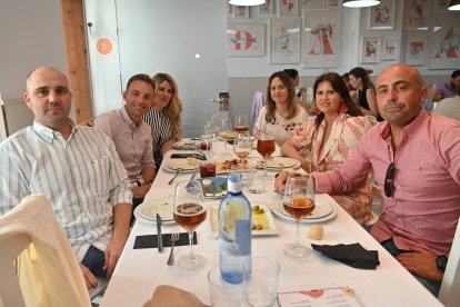 Grupo de amigos disfrutando San Marcos 2023 en La Bodega del Jamón.