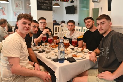 Cristian, Nino, Dani, Álex, Iván y Adrián disfrutando San Marcos 2023 en La Bodega del Jamón.