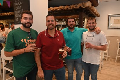 Iván, Iñaki, Álex y Gabriel son amigos desde su infancia en el colegio saladares. No podía faltar la parada en la Bodega del Jamón.