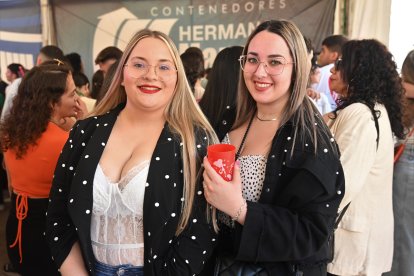 Cristina y María del Mar disfrutando San Marcos 2023 en la caseta de La Bodega del Jamón.