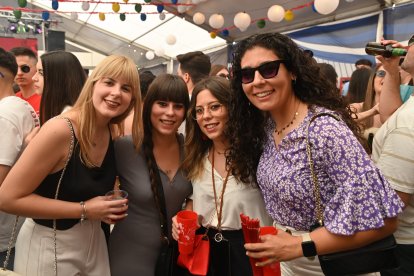 Laura, Miriam, María José y Yolanda disfrutando San Marcos 2023 en la caseta de La Bodega del Jamón.