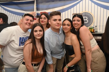 Grupo de amigos disfrutando San Marcos 2023 en la caseta de La Bodega del Jamón.