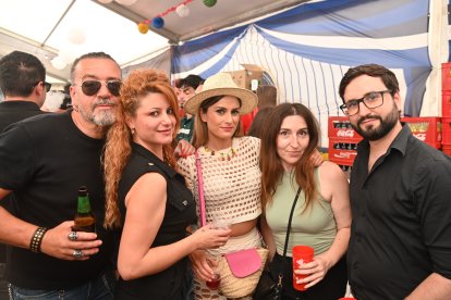 Juan, Monse, Tania, Alicia y Pedro disfrutando San Marcos 2023 en la caseta de La Bodega del Jamón.