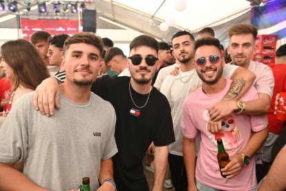 Amigos disfrutando San Marcos 2023 en la caseta de La Bodega del Jamón.