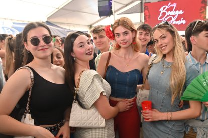 Julia, Marta, Alejandra y Patricia disfrutando San Marcos 2023 en la caseta de La Bodega del Jamón.