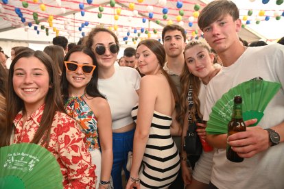 Carmen, Laura, Lola, Carlota, Roberto, Encarni y Fran disfrutando San Marcos 2023 en la caseta de La Bodega del Jamón.