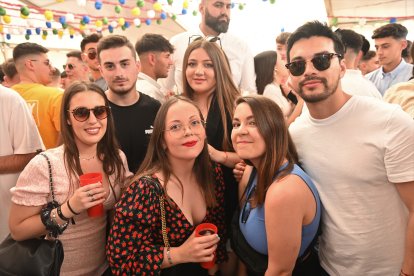 Amigos disfrutando San Marcos 2023 en la caseta de La Bodega del Jamón.