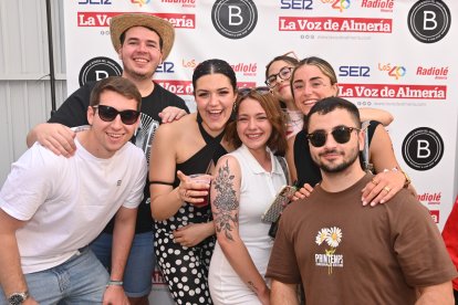 Grupo de amigos disfrutando San Marcos 2023 en la caseta de La Bodega del Jamón.