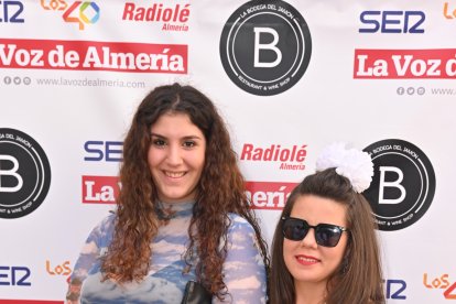 Diana y Alina disfrutando San Marcos 2023 en la caseta de La Bodega del Jamón.
