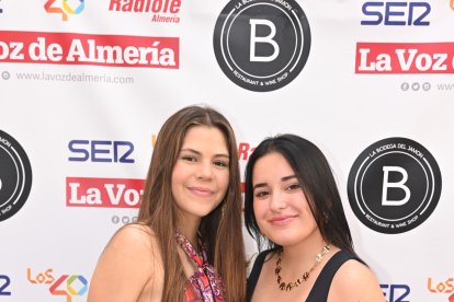 Elena y Mar disfrutando San Marcos 2023 en la caseta de La Bodega del Jamón.