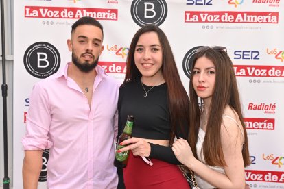 Kevin, Mar y Judith disfrutando San Marcos 2023 en la caseta de La Bodega del Jamón.