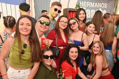 Grupo de amigas disfrutando de las fiestas de San Marcos en la caseta de La Bodega del Jamón.