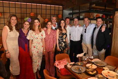 La edil de Servicios Sociales de El Ejido, Delia Mira, junto con la parlamentaria andaluza, Julia Ibáñez, así como familiares y amigos para celebrar San Marcos 2023 en Restaurante La Costa.