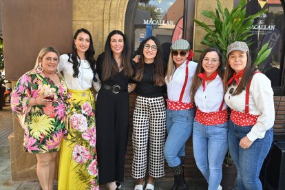Marta, Bea, Iulia, Eli, Mari Carmen, Vania y Ana disfrutando San Marcos 2023 en Restaurante La Costa.