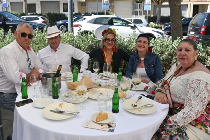 Marisa, Lourdes, Monse, José Antonio y Pepe disfrutando San Marcos 2023 en Restaurante La Costa.