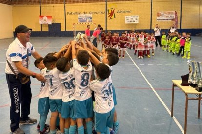 Los equipos celebraron la victoria.