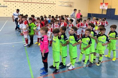 Los equipos posando en la pista.