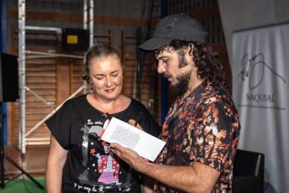 Paco Bezerra, firmando un ejemplar de su obra Velocidad Mínima, que recoge su producción teatral.