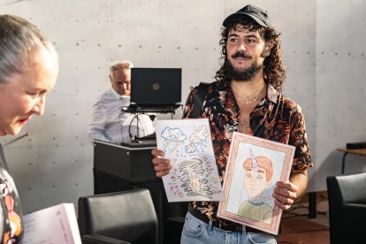 Mar Blanco, profesora del IES Al-Andalus, entregó a Bezerra dibujos realizados por sus alumnos a partir de su obra El Pequeño Poni.