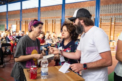 Juanma Gil, charlando con dos lectoras.
