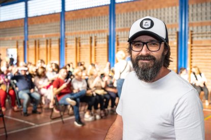 El escritor Juanma Gil, antes del comienzo del acto.