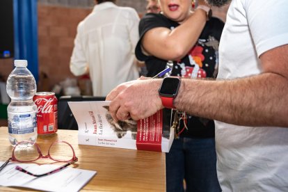 Juanma Gil, firmando un ejemplar de La Flor del Rayo.