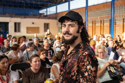 Paco Bezerra, Premio Nacional de Literatura Dramática 2009 con Dentro de la tierra.