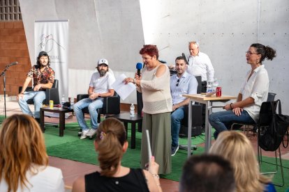 Pepita Navarro, presidenta de NAQUIAL, dando la bienvenida al acto.