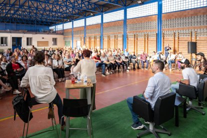 El público siguió con gran interés la charla-coloquio.