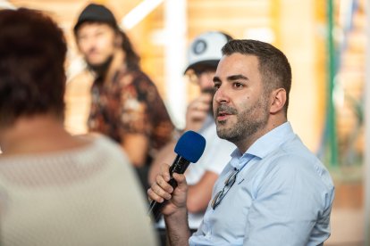 Antonio Lorente charlando con el público.