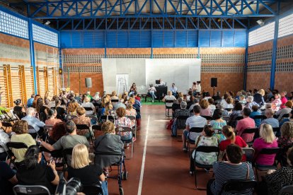 Charla-coloquio con Paco Bezerra, Juan Manuel Gil y Antonio Lorente en el pabellón de deportes del instituto de El Alquián.