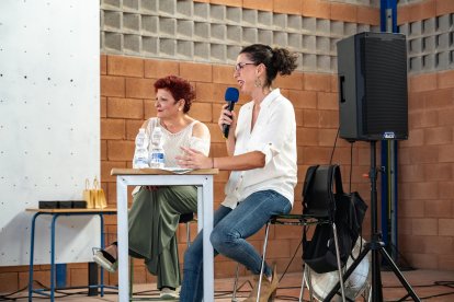 Encarni Pardo, moderadora del acto, y a su lado Pepita Navarro, presidenta de NAQUIAL.