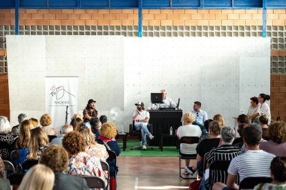 Charla-coloquio con Paco Bezerra, Juan Manuel Gil y Antonio Lorente en el pabellón de deportes del instituto de El Alquián.