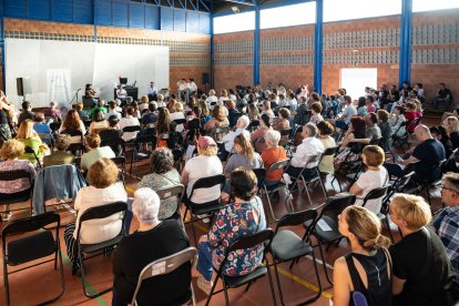 El pabellón de deportes del instituto de El Alquián acogió el acto cultural.