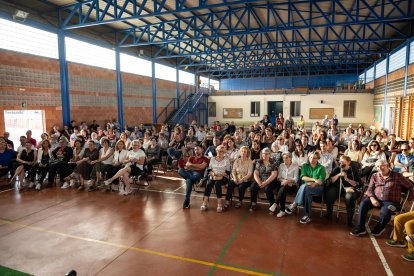 Éxito de la charla-coloquio en el pabellón de deportes del instituto de El Alquián.