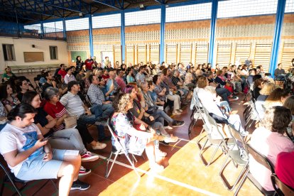 Unas 200 personas acudieron a la charla-coloquio en el pabellón de deportes del instituto de El Alquián.
