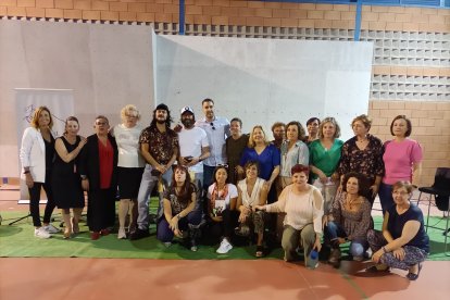 Paco Bezerra, Juanma Gil y Antonio Lorente con un grupo de mujeres de la asociación NAQUIAL, organizadora del acto en El Alquián.