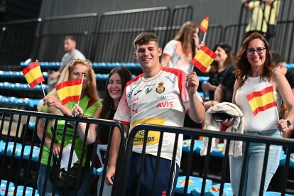 Caras de ilusión en la previa del partidazo España-Dinamarca.