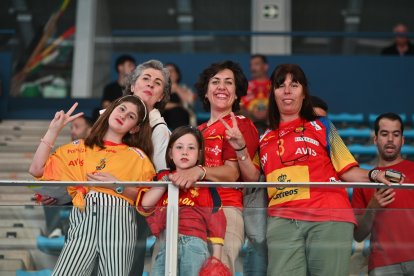 Animando a los Hispanos desde la grada del Palacio Mediterráneo.