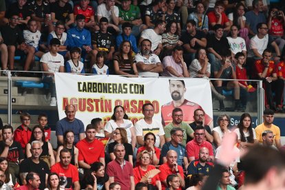 Una pancarta apoyando a Agustín Casado; el jugador almeriense de los Hispanos, natural de Carboneras, muy querido en su tierra.