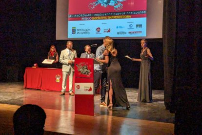 Jerónimo Parra y José Carricondo han entregado el premio a Carlos de la Torre, responsable de FoodTic.