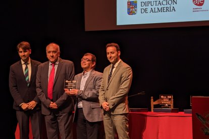 Francisco Alonso, ha recogió el galardón entregado por José María Morales, vicepresidente segundo de AJE Almería y Ricardo Céspedes, director comercial de la Voz de Almería.