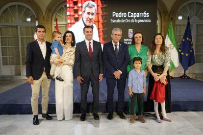 Pedro Caparrós con Javier A. García y su familia tras recibir el homenaje.