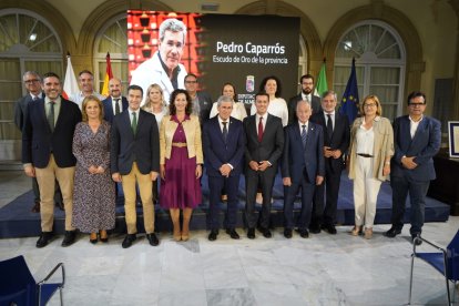 El empresario agrícola Pedro Caparrós recibe el Escudo de Oro de la Provincia.