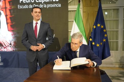 Pedro Caparrós firmó en el libro de honor de la Institución Provincial.