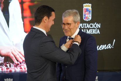 Pedro Caparrós, en el momento de recibir de manos de Javier A. García el Escudo de Oro de la Provincia.