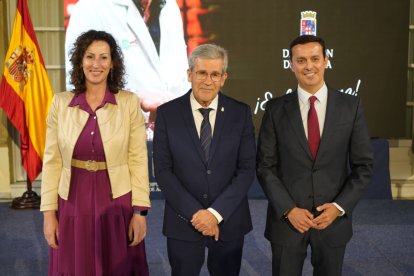 María del Mar Vázquez, alcaldesa de Almería, el empresario agrícola Pedro Caparrós y Javier A. García, presidente de la Diputación.