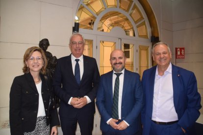 Encarna Gil y José Cano, secretaria y presidente de ASEMPAL, el diputado Francisco Álvarez y Carlos Cano de la UAL.