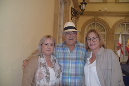 Yolanda Lozano y Esperanza Pérez, concejala y alcaldesa de Níjar con \'El Niño de las Cuevas\'.