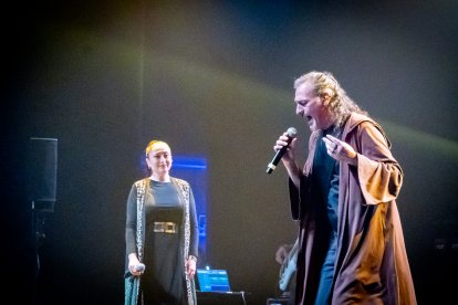 Camela ofrece casi dos horas de concierto con sus grandes temas.
